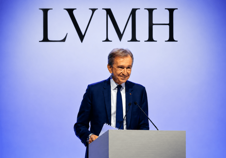 Bernard Arnault devant le logo LVMH
