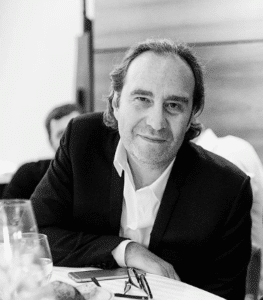 Portrait de Xavier Niel en noir et blanc