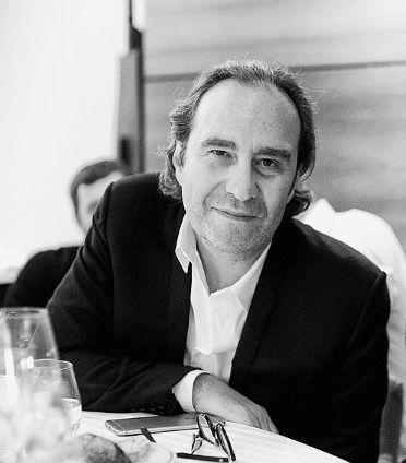 Portrait de Xavier Niel en noir et blanc